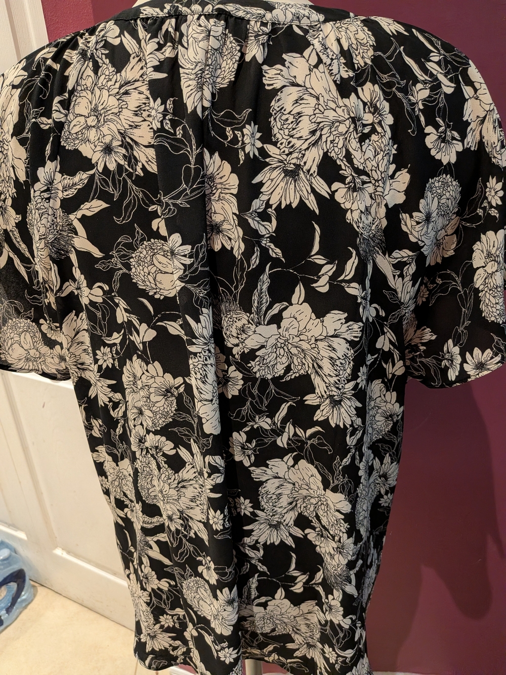 2/$15 H&M Black and White Floral Short-Sleeve Blouse - Picture 3 of 6